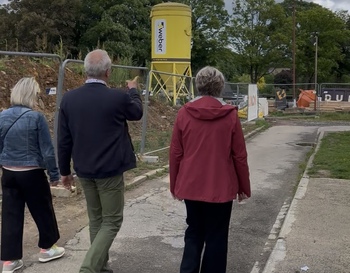 Cécile Neven visite le chantier. 