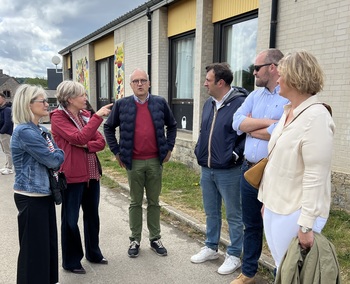Cécile Neven discute avec plusieurs personnes dont Hugues Kempeneers, directeur général de Embuild Wallonie. 