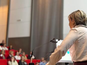 Cécile Neven en train de prononcer un discours.
