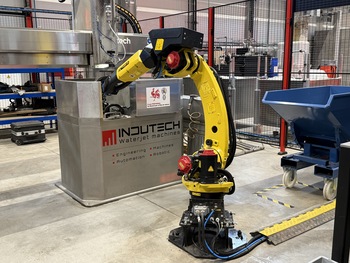 Bras robotique jaune de la nouvelle usine. 