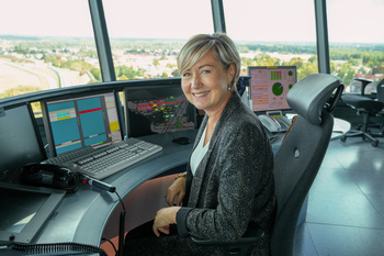 Cécile Neven assise dans le siège d’un contrôleur aérien.