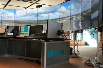 Dans les bureaux du centre de test de Steenokkerzeel, de grands écrans offrent une vue à distance sur le tarmac de l’aéroport de Charleroi (BSCA).