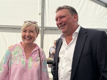 Cécile Neven et Luc Delvaux, Bourgmestre de Sprimont. 