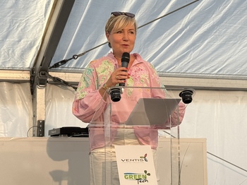 Cécile Neven en train de prononcer le discours d'inauguration.