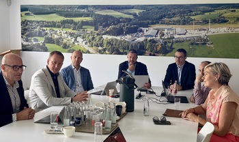 Dans une salle de réunion : Cédric Herbiet - Administrateur délégué de Thomas & Piron Home, François Piron - Administrateur délégué, Sébastien Ladouce - Directeur prospection et développement immobilier, Aubry Lefebvre - Administrateur délégué Bâtiment, Jean-Marc Hanin - Direction juridique et Cécile Neven. Dans une salle de réunion : Cédric Herbiet - Administrateur délégué de Thomas & Piron Home, François Piron - Administrateur délégué, Sébastien Ladouce - Directeur prospection et développement immobilier, Aubry Lefebvre - Administrateur délégué Bâtiment, Jean-Marc Hanin - Direction juridique et Cécile Neven.