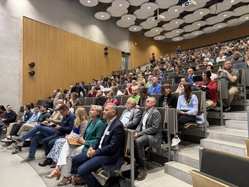 Cécile Neven est dans un auditoire de l'Université de Namur. L'auditoire est presque complet. Elle est assise notamment aux côtés de Alain Decrop, professeur dans la faculté Économie et Stéphane Cools, président de AWAC.