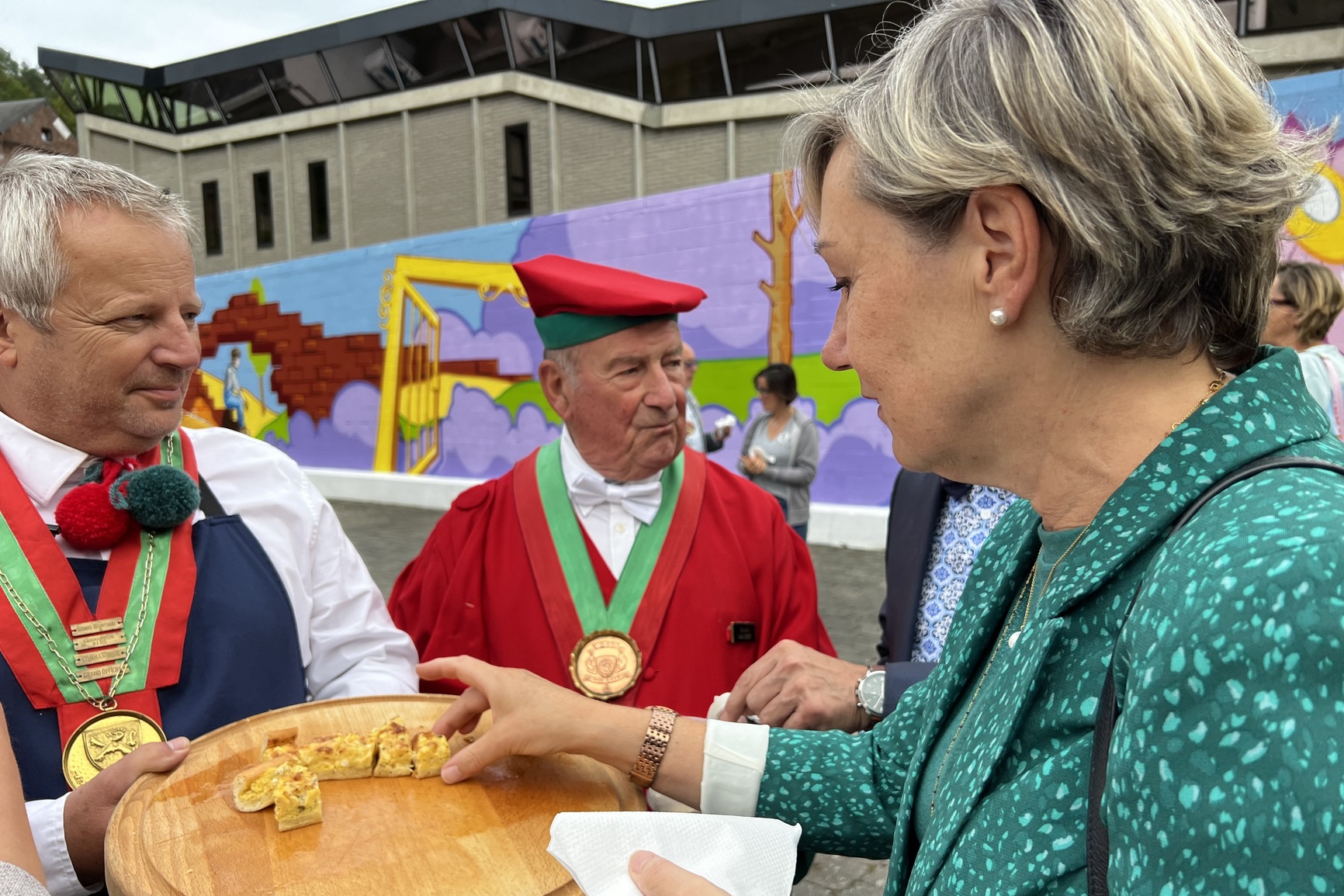 Cécile Neven goûte les spécialités locales de Dinant en compagnie de membres de la confrérie 