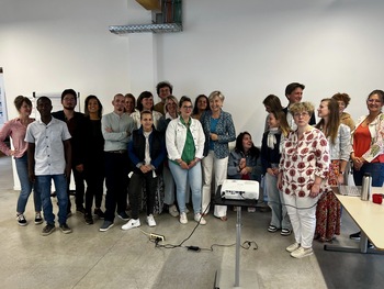 Photo de groupe avec les personnes qui ont assisté à la présentation : représentants d'APL, de GABS ASBL et de 